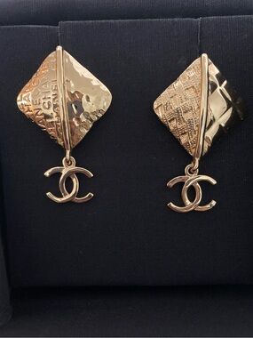 ❤️SOLD❤️ CHANEL Gold Square Drop CC Logo Earrings